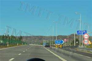 Ao circular neste local, se pretendesse entrar na área de serviço deveria ter-me aproximado o mais possível, e com a necessária antecedência, do limite direito da faixa de rodagem. Concorda com esta afirmação?