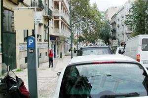 Considera-se estacionamento abusivo: