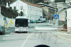 Dentro das localidades, os automóveis pesados de passageiros com reboque encontram a sua velocidade máxima limitada a 40 km/h.