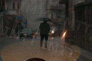 Se o peão não sair da faixa de rodagem, devo: