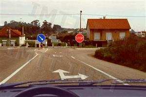 O sinal de obrigação impede-me de mudar de direcção à esquerda?