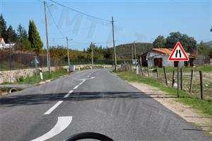 Neste local, dentro duma povoação, estou obrigado a circular com velocidade especialmente moderada?