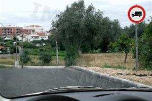 O sinal proíbe o trânsito aos automóveis de mercadorias?