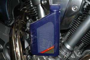 A que nível o óleo do motor dos motociclos se deve manter?