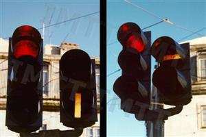 Na imagem da esquerda, a barra vertical do sinal indica aos condutores de veículos de transporte colectivo que: