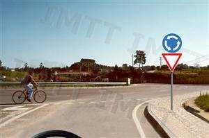 O dever de ceder a passagem é: