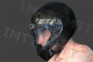 Um capacete fechado e com viseira protectora dos olhos, oferece maior segurança na condução de um motociclo do que um capacete aberto, porque: