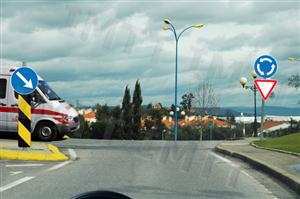 Os veículos prioritários têm prioridade de passagem quando circulam numa rotunda?