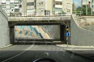 No sistema principal de luzes, perante a luz amarela, o condutor deve: