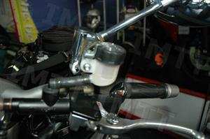 Nos motociclos equipados com embraiagem hidráulica, o respectivo nível do líquido deve ser verificado: