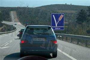 Perante a sinalização vertical sou informado que a 250 metros vou encontrar: