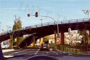 Perante a sinalização existente no local, como devo proceder?