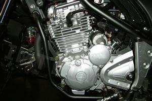 A existência de uma ou mais velas de ignição no motor é explicada pela necessidade: