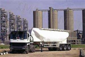 Por norma, o sistema de acoplamento/engate para reboque montado num automóvel pesado de mercadorias, é constituído por: