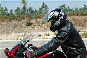 O casaco de protecção é um equipamento essencial para um motociclista?