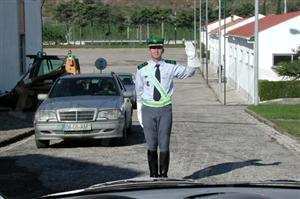 A indicação dada pelo agente regulador de trânsito significa que devo: