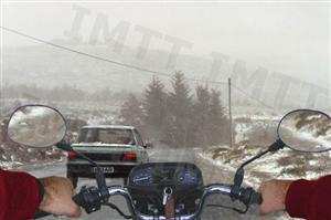 O motociclista só pode utilizar faróis de nevoeiro traseiros, quando: