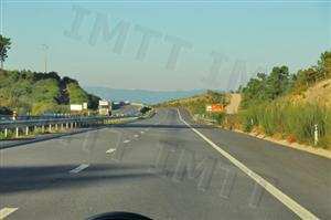 Um condutor ao circular nesta via pública deve saber que a paragem e o estacionamento nunca são permitidos, salvo nos locais especialmente destinados a esse fim.