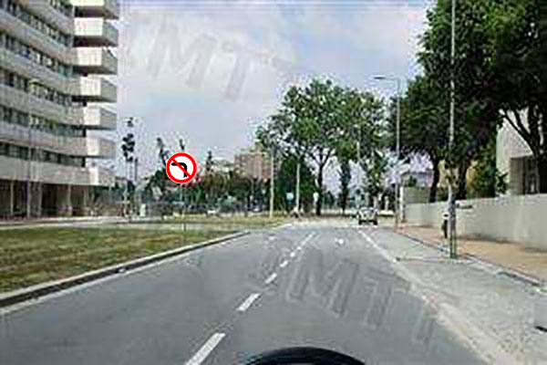 Perante a sinalização existente nesta via pública, posso mudar de direcção à esquerda?
