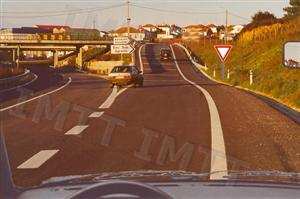 A manobra que o condutor da frente realiza está correcta?