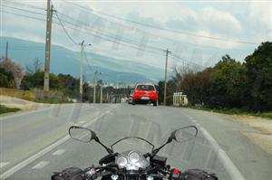 Na condução de um motociclo, qual o factor que mais influencia a distância de segurança?