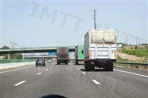 Os condutores de automóveis pesados de mercadorias ou conjuntos de veículos cujo comprimento exceda 7 m apenas podem circular nas duas vias de trânsito mais à direita.