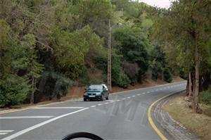 Perante a linha contínua amarela junto ao limite direito da faixa de rodagem, fico a saber que: