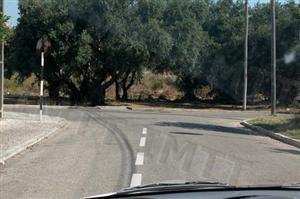 Para mudar de direcção à esquerda, nesta via de sentido único, devo: