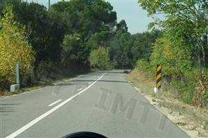 Que indicação a sinalização de cor amarela e preta dá aos condutores?