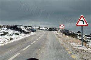 Sempre que se verifiquem condições meteorológicas ou ambientais que tornem a visibilidade insuficiente, nomeadamente, em caso de queda de neve, os condutores devem utilizar as luzes: