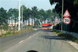 A sinalização vertical que se encontra mais próxima, indica-me: