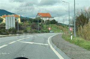 As setas inscritas no pavimento são utilizadas para orientar os sentidos de trânsito na proximidade de cruzamentos ou entroncamentos.