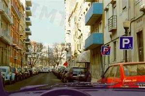 O espaço que separa os dois sinais de indicação, do lado direito da via, serve para parar ou estacionar: