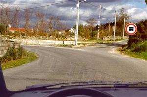 O sinal proíbe o trânsito a: