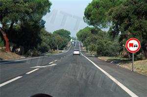 Este sinal vertical indica que a ultrapassagem é proibida: