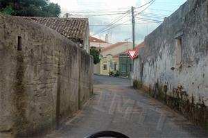 Posso efectuar a manobra de marcha atrás neste local?