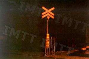Neste local se o sinal estiver vermelho, de noite, o ciclomotorista é obrigado a usar as luzes de: