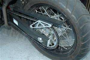 A separação do pneu da jante, no caso dos motociclos, pode ocorrer: