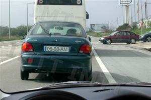 Se os condutores que estão a sair do parque de estacionamento não cederem a passagem, devo: