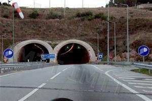 Ao entrar neste túnel, um condutor: