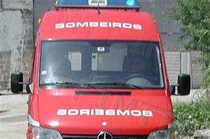 Os veículos, quando transitam em missão urgente de socorro, podem: