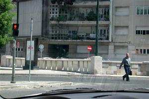 Nesta situação, os peões devem: