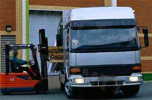 Em dois veículos com a mesma D.E.E. (distância entre eixos), a caixa de carga é mais comprida no veículo de cabina: