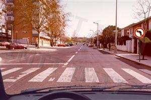 Posso mudar de direcção para a esquerda no próximo entroncamento?