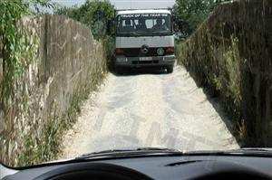 O que devo fazer nesta situação, em que as distâncias do local em que o cruzamento é possível são idênticas?