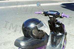 Um condutor de ciclomotor está dispensado do uso de capacete dentro das localidades.