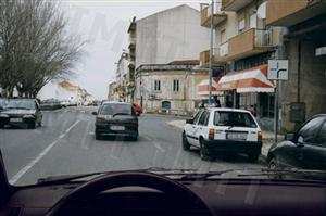 Nesta situação, para mudar de direcção à esquerda é necessário: