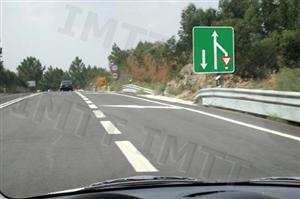 Os condutores que circulam na via de trânsito da direita devem: