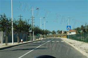 Estou obrigado a circular com velocidade moderada neste local?