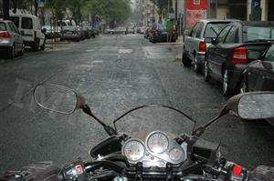 O risco na condução de um motociclo aumenta, sempre que se circula em piso molhado: